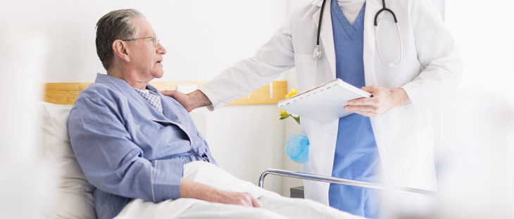 perdona de la tercera edad acostada en una cama siendo atendida por un medico