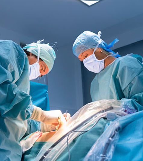doctores en qurifano realizando una cirugia vistiendo ropa de color azul