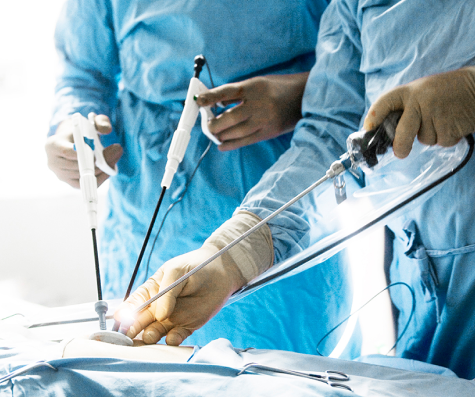 medicos realizando una cirugia en quirofano con uso de equipo especializado.