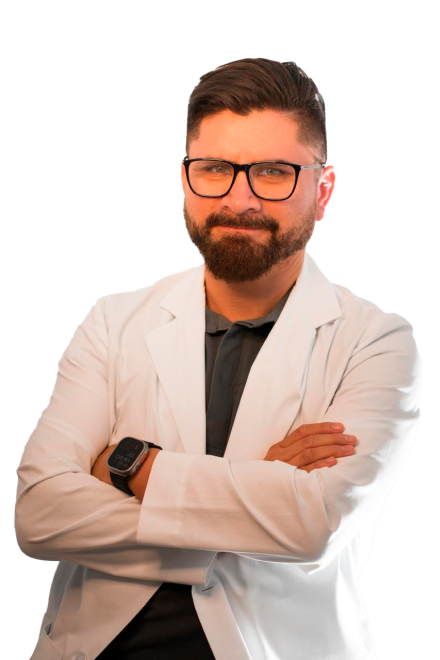 Doctor posando para una foto vistiendo una bata blanca